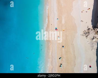 Direkt über dem Blick auf den strand von egremni auf der Insel Lefkada, Griechenland Stockfoto