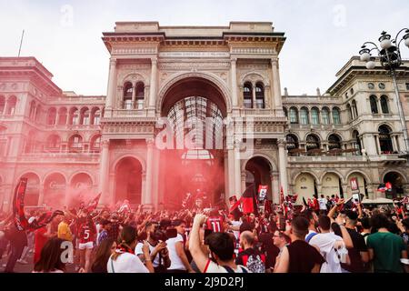 Foto LaPresse 22 Maggio, 2022 Milano, Italia News I festeggiamenti dei tifosi del Milan durante la partita per lo Scudetto. Nella foto: Tifosi milanisti auf der Piazza Duomo a Milano Photo LaPresse 22. Mai 2022 Mailand, Italien News die Feierlichkeiten der Mailänder Fans während des Spiels um die Scudetto auf dem Foto: Mailänder Fans auf der Piazza Duomo in Mailand(Foto: La Presse / PRESSINPHOTO) Stockfoto