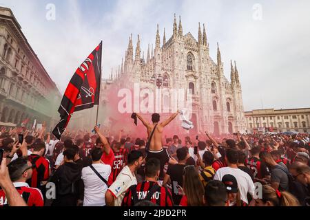 Foto LaPresse 22 Maggio, 2022 Milano, Italia News I festeggiamenti dei tifosi del Milan durante la partita per lo Scudetto. Nella foto: Tifosi milanisti auf der Piazza Duomo a Milano Photo LaPresse 22. Mai 2022 Mailand, Italien News die Feierlichkeiten der Mailänder Fans während des Spiels um die Scudetto auf dem Foto: Mailänder Fans auf der Piazza Duomo in Mailand(Foto: La Presse / PRESSINPHOTO) Stockfoto