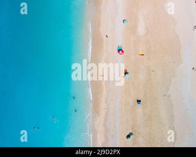 Direkt über dem Blick auf den strand von egremni auf der Insel Lefkada, Griechenland Stockfoto