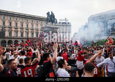 Foto LaPresse 22 Maggio, 2022 Milano, Italia News I festeggiamenti dei tifosi del Milan durante la partita per lo Scudetto. Nella foto: Tifosi milanisti auf der Piazza Duomo a Milano Photo LaPresse 22. Mai 2022 Mailand, Italien News die Feierlichkeiten der Mailänder Fans während des Spiels um die Scudetto auf dem Foto: Mailänder Fans auf der Piazza Duomo in Mailand(Foto: La Presse / PRESSINPHOTO) Stockfoto