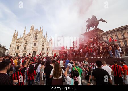 Foto LaPresse 22 Maggio, 2022 Milano, Italia News I festeggiamenti dei tifosi del Milan durante la partita per lo Scudetto. Nella foto: Tifosi milanisti auf der Piazza Duomo a Milano Photo LaPresse 22. Mai 2022 Mailand, Italien News die Feierlichkeiten der Mailänder Fans während des Spiels um die Scudetto auf dem Foto: Mailänder Fans auf der Piazza Duomo in Mailand(Foto: La Presse / PRESSINPHOTO) Stockfoto