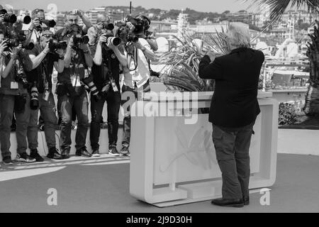 21. Mai 2022, Cannes, Cote d'Azur, Frankreich: GEORGE MILLER nimmt an der Fotoschau „dreitausend Jahre Sehnsucht“ Teil, die 75. beim jährlichen Filmfestival in Cannes stattfand (Bildquelle: © Mickael Chavet/ZUMA Press Wire) Stockfoto