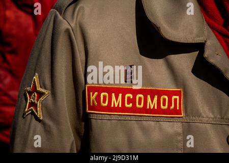 Nahaufnahme der Komsomolenjacke mit Komsomolabzeichen und der Inschrift Komsomol während einer patriotischen Veranstaltung in Moskau, Russland. Komsomol ist die Jugendabteilung der Kommunistischen Partei der Sowjetunion (KPdSU) und des heutigen Russlands Stockfoto