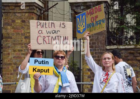 London, Großbritannien. 22. Mai 2022. Demonstranten halten vor der russischen Botschaft Schilder gegen Putin ab. Menschenmengen marschierten vom Hyde Park zur russischen Botschaft in London und riefen die internationale Gemeinschaft dazu auf, zur Rettung der Kinder in der Ukraine beizutragen, und protestierten gegen die Gräueltaten, die angeblich von russischen Truppen begangen wurden. Kredit: Vuk Valcic/Alamy Live Nachrichten Stockfoto