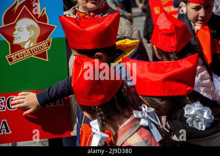 Moskau, Russland. 22.. Mai 2022. Mädchen und Jungen mit roten Nackentüchern stehen auf dem Roten Platz während einer Zeremonie zur Feier des Beitritts zur Pioneers-Organisation und des 100.-jährigen Jubiläums der All-Union Pioneer Organization in Moskau, Russland Stockfoto