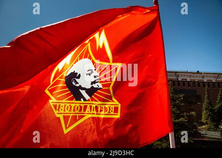 Moskau, Russland. 22.. Mai 2022. Nahaufnahme eines Banners einer Pioniertruppe auf dem Roten Platz im Zentrum von Moskau, Russland Stockfoto