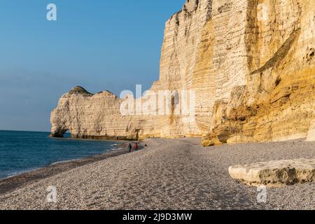 Die Klippe von Falaise d'Amont in Etretat, in der Normandie im Nordwesten Frankreichs Stockfoto