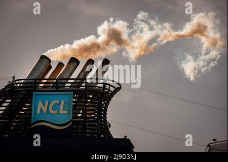 Norwegian Epic Cruise Smokestacks geben Rauch ab, kurz bevor sie den Hafen von Barcelona verlassen. Schwefeloxid- und Stickoxidemissionen machen den Hafen von Barcelona wegen der Luftverschmutzung durch Kreuzschiffe am schlimmsten in Europa. Stockfoto