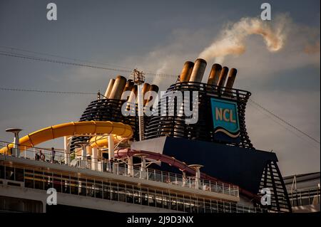 Norwegian Epic Cruise Smokestacks geben Rauch ab, kurz bevor sie den Hafen von Barcelona verlassen. Schwefeloxid- und Stickoxidemissionen machen den Hafen von Barcelona wegen der Luftverschmutzung durch Kreuzschiffe am schlimmsten in Europa. Stockfoto