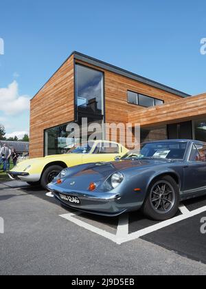 Lotus Europa S2, blau, Baujahr 1969, und Lotus Elan Plus 2 in gelb, Baujahr 1970. Dahinter befindet sich das Hauptquartier der Cairngorms National Park Authority. Stockfoto