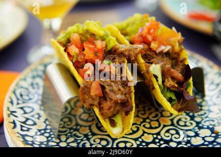 Gourmet-Steak Tacos werden auf der Restaurantterrasse serviert Stockfoto