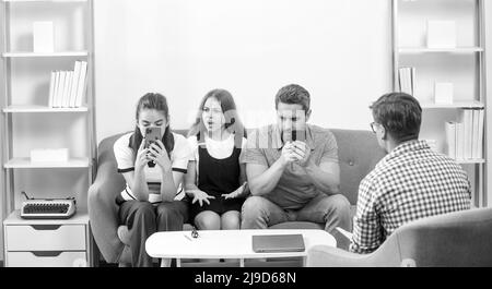 Psychologe geben Familientherapie für Telefon süchtig Papa Mutter und Tochter Mädchen, Beziehung Stockfoto