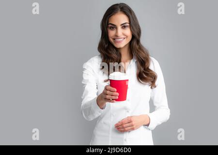 Geschäftsfrau Kaffee hild Tasse Kaffee auf grauem Hintergrund. Stockfoto