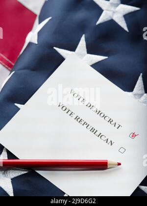 Demokrat-markierter Stimmzettel, roter Bleistift und US-amerikanische Staatsflagge. Nahaufnahme. Low-Angle-Ansicht. Wahlen, Kandidaten, Parteien, Politik, Wahlfreiheit. Zoll Stockfoto