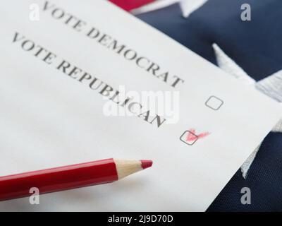 Mark gegenüber der Republikanischen Partei auf dem Stimmzettel in rotem Bleistift. Hintergrund ist die Staatsflagge der USA. Wahlen, Wahlkampf, Agitation. Stockfoto