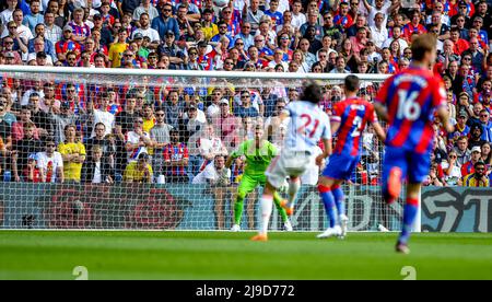 London, Großbritannien. 22.. Mai 2022. Vicente Guaita vom Crystal Palace FC sieht zu, wie sich Edinson Cavani von Manchester United während des Premier League-Spiels zwischen Crystal Palace und Manchester United am 22. Mai 2022 im Selhurst Park, London, England, auf einen kurzen Weg vorbereitet. Foto von Phil Hutchinson. Nur zur redaktionellen Verwendung, Lizenz für kommerzielle Nutzung erforderlich. Keine Verwendung bei Wetten, Spielen oder Veröffentlichungen einzelner Clubs/Vereine/Spieler. Kredit: UK Sports Pics Ltd/Alamy Live Nachrichten Stockfoto