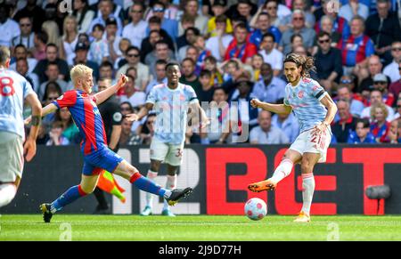 London, Großbritannien. 22.. Mai 2022. Edinson Cavani von Manchester United übergibt den Ball während des Premier League-Spiels zwischen Crystal Palace und Manchester United am 22. Mai 2022 im Selhurst Park, London, England. Foto von Phil Hutchinson. Nur zur redaktionellen Verwendung, Lizenz für kommerzielle Nutzung erforderlich. Keine Verwendung bei Wetten, Spielen oder Veröffentlichungen einzelner Clubs/Vereine/Spieler. Kredit: UK Sports Pics Ltd/Alamy Live Nachrichten Stockfoto