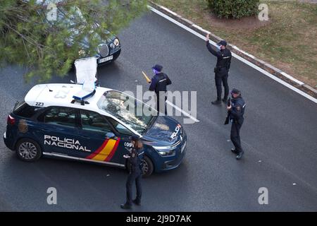 Madrid, Spanien. Ein Kontrollpunkt in einem Wohngebiet, in einer Straße, die als Ausfahrt von Madrid genutzt wird, während des Alarmzustands, der während der kovidischen Pandemie gemeldet wurde. Stockfoto