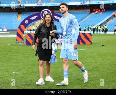 Manchester, Großbritannien. 22.. Mai 2022. Aymeric Laporte aus Manchester City mit seinem Partner beim Premier League-Spiel im Etihad Stadium in Manchester. Bildnachweis sollte lauten: Darren Staples/Sportimage Credit: Sportimage/Alamy Live News Stockfoto