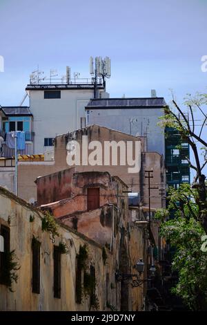 Die charmante Altstadt von Palermo, das Kelso-Viertel, in dem ein normannischer Stil auf die authentische siikilianische Straßenkulturetrifft Stockfoto