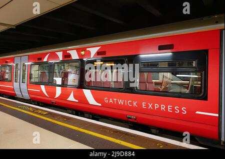 London, Großbritannien - 3. Mai 2022: Gatwick Express-Zug am Bahnhof Victoria in London Stockfoto