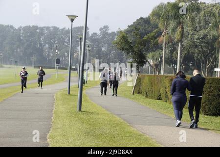 Curitiba, Parana, Brasilien. 22.. Mai 2022. (INT) intensive Bewegung der Menschen in Birigui Park, in Curitiba. 22. Mai 2022, Curitiba, Parana, Brasilien: Intensive Bewegung der Menschen in Birigui Park, einer der am meisten frequentierten in der Stadt Curitiba, am Sonntag (22), mit angenehmen und sonnigen Wetter in der Hauptstadt von Parana. (Bild: © Edson De Souza/TheNEWS2 via ZUMA Press Wire) Stockfoto