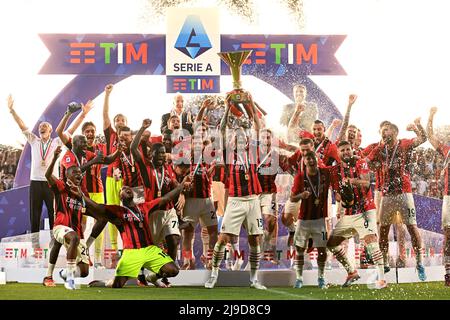 Reggio Emilia, Italien. 22.. Mai 2022. Die Mailänder Spieler feiern mit der Trophäe am Ende der Serie Ein Fußballspiel zwischen US Sassuolo und AC Milan im Citta del Tricolore Stadion in Reggio Emilia (Italien), Mai 22. 2022. Foto Insidefoto Kredit: Insidefoto srl/Alamy Live News Stockfoto