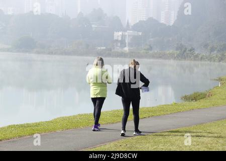 Curitiba, Parana, Brasilien. 22.. Mai 2022. (INT) intensive Bewegung der Menschen in Birigui Park, in Curitiba. 22. Mai 2022, Curitiba, Parana, Brasilien: Intensive Bewegung der Menschen in Birigui Park, einer der am meisten frequentierten in der Stadt Curitiba, am Sonntag (22), mit angenehmen und sonnigen Wetter in der Hauptstadt von Parana. (Bild: © Edson De Souza/TheNEWS2 via ZUMA Press Wire) Stockfoto