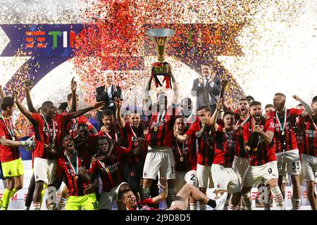 Reggio Emilia, Italien. 22.. Mai 2022. Die Mailänder Spieler feiern mit der Trophäe am Ende der Serie Ein Fußballspiel zwischen US Sassuolo und AC Milan im Citta del Tricolore Stadion in Reggio Emilia (Italien), Mai 22. 2022. Foto Insidefoto Kredit: Insidefoto srl/Alamy Live News Stockfoto