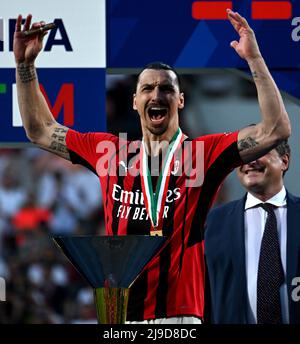 Reggio Emilia, Italien. 22.. Mai 2022. Zlatan Ibrahimovic vom AC Mailand feiert mit der Trophäe am Ende der Serie A Fußballspiel zwischen US Sassuolo und AC Mailand im Citta del Tricolore Stadion in Reggio Emilia (Italien), Mai 22. 2022. Foto Insidefoto Kredit: Insidefoto srl/Alamy Live News Stockfoto