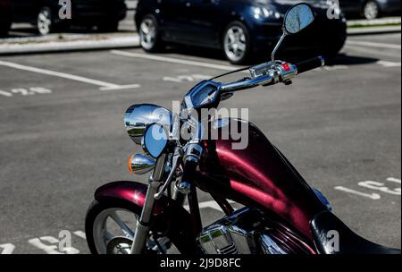 Foto von klassischen Motorrad auf dem Parkplatz. Vintage Chopper Stockfoto