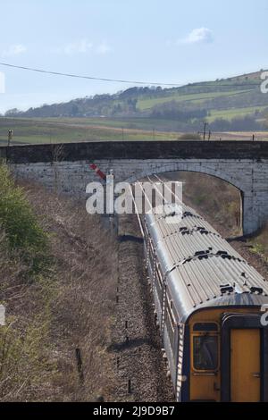 Mechanisches Bahnsignal in der aus- oder klaren Position, wenn ein Zug sich nähert Stockfoto