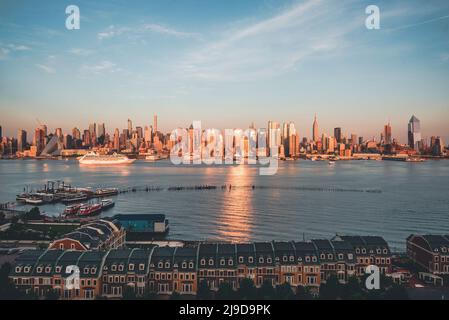 Die Wolkenkratzer der Skyline von Manhattan in der Dämmerung. Stadtbild von Midtown West über den Hudson River, New York City, NY, USA Stockfoto