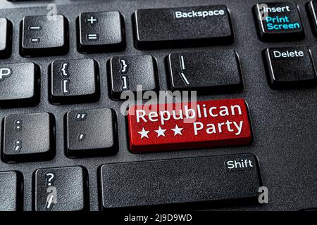 Rote Taste der Republikanischen Partei auf der Tastatur des Desktop-Computers. Konzept der Online-Abstimmung für Republikanische Partei, Politik, Vereinigte Staaten Wahlen. PC ENTER-Taste. Stockfoto