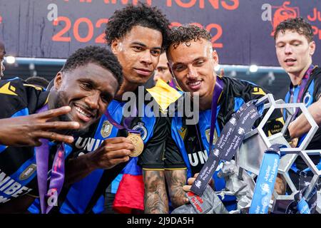 BRÜGGE, BELGIEN - 22. MAI: Tajon Buchanan vom Club Brügge, Noa lang vom Club Brügge während des Jupiler Pro League-Spiels zwischen dem Club Brügge und dem RSC Anderlecht im Jan Breydel-Stadion am 22. Mai 2022 in Brügge, Belgien (Foto: Jeroen Meuwsen/Orange Picches) Stockfoto