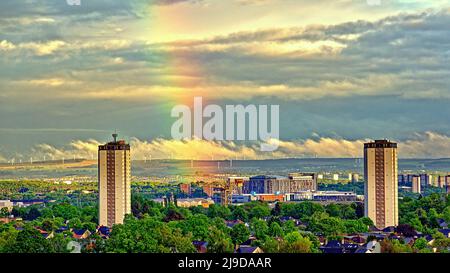 Glasgow, Schottland, Großbritannien, 22.. Mai 2022. Wetter in Großbritannien: Nass in der Stadt sah ein Regenbogen über der Stadt und ihre Königin Elizabeth Krankenhaus und alten Schiffbau Clyde titan Kran neben dem Fluss. Credit Gerard Ferry/Alamy Live News Stockfoto