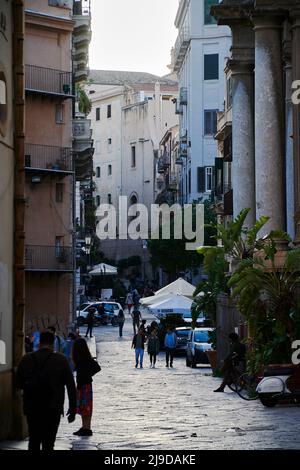 Tele-Bilder, die den schmalen Blick auf den Stadtteil Kelso in Palermo aufnehmen, farbenfroh und charmant Stockfoto