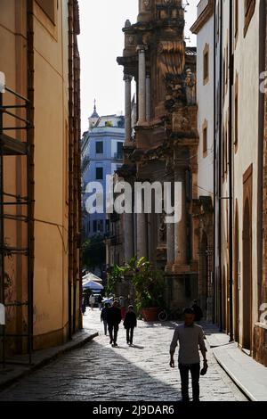 Tele-Bilder, die den schmalen Blick auf den Stadtteil Kelso in Palermo aufnehmen, farbenfroh und charmant Stockfoto