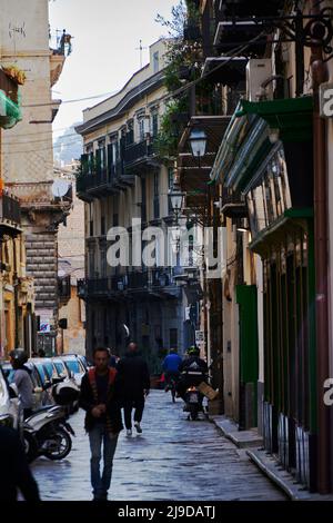 Tele-Bilder, die den schmalen Blick auf den Stadtteil Kelso in Palermo aufnehmen, farbenfroh und charmant Stockfoto