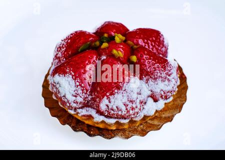 Mini-Tartlet mit Erdbeerpulver, zartem Gebäck, bestäubt Stockfoto