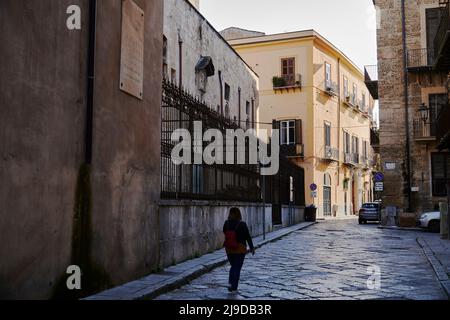 Die charmante Altstadt von Palermo, das Kelso-Viertel, in dem ein normannischer Stil auf die authentische siikilianische Straßenkulturetrifft Stockfoto