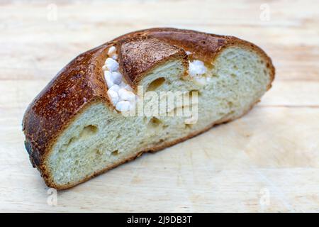 Craquelin (Krakeling) süßes belgisches oder französisches Brot, schlanke Form von Brioche, ein Brot, das mit etwas Butter, Zucker und Ei angereichert ist Stockfoto