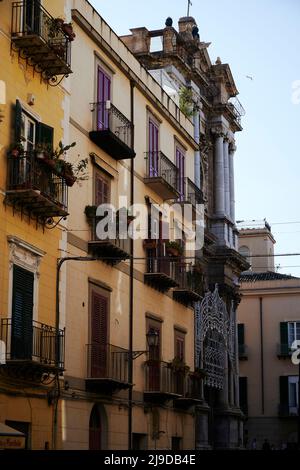 Die charmante Altstadt von Palermo, das Kelso-Viertel, in dem ein normannischer Stil auf die authentische siikilianische Straßenkulturetrifft Stockfoto