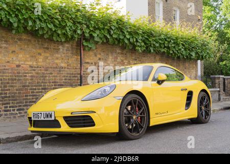 Vorderansicht eines gelben PORSCHE Parks auf der Straßenseite in Greenwich London, England Stockfoto