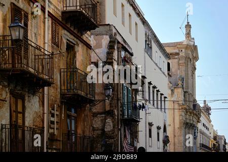 Die charmante Altstadt von Palermo, das Kelso-Viertel, in dem ein normannischer Stil auf die authentische siikilianische Straßenkulturetrifft Stockfoto