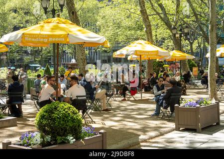 Der Lesesaal im Freien für die New York Public Library im Bryant Park ist eine saisonale Oase, New York City, USA 2022 Stockfoto