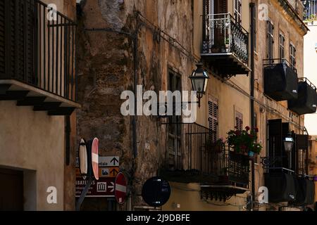 Die charmante Altstadt von Palermo, das Kelso-Viertel, in dem ein normannischer Stil auf die authentische siikilianische Straßenkulturetrifft Stockfoto