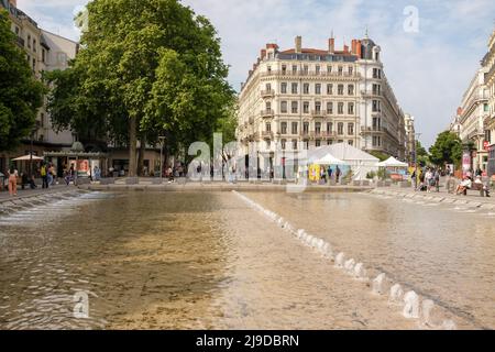 Lyon, Frankreich - 10. Mai 2022 : Ein Wasserbecken im Einkaufsviertel von Lyon Stockfoto