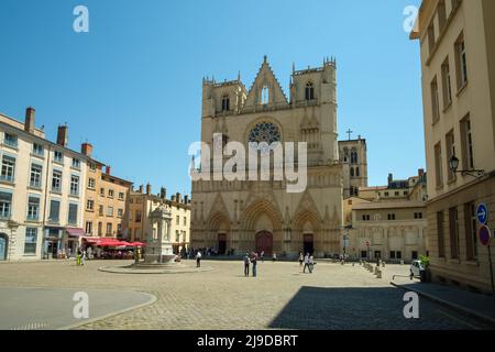 Lyon, Frankreich - 11. Mai 2022 : Panoramablick auf die Kathedrale Saint-Jean Baptist und den Platz vor der Tür voller Touristen Stockfoto